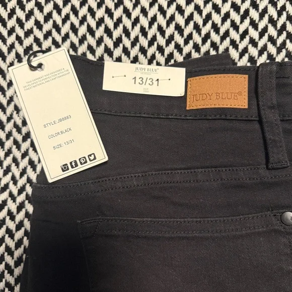 Judy Blue | Black Mid Rise Skinny Jeans - Picture 3 of 6